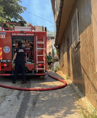 Bursa'da Yangın Depremzedeyi Yıktı