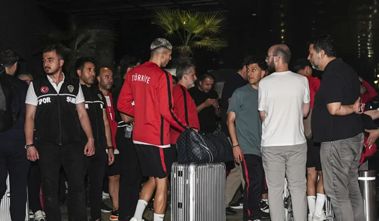 A-Milli-Futbol-Takimi-Dunya-Kupasi-Sonrasi-Turkiye8217ye-Dondu-featured