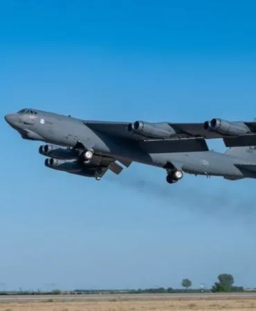 ABD8217de-B-52-bombardiman-ucagi-dustu-featured