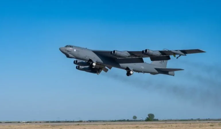 ABD8217de-B-52-bombardiman-ucagi-dustu-featured