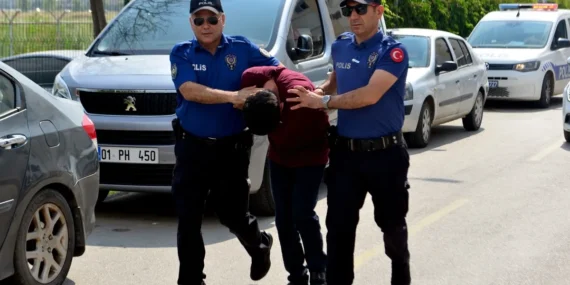 Adana’da direksiyonda uyuyakalan dolmuş şoförünün şaşırtan savunması