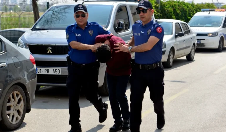 Adana8217da-direksiyonda-uyuyakalan-dolmus-soforunun-sasirtan-savunmasi-featured