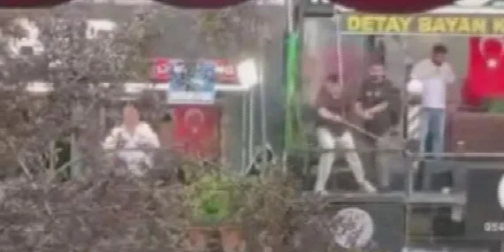Ankara’da berberler arasında sopalı kavga kamerada