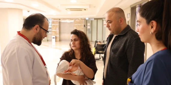 Anne karnında omfalosel tanısı, kan nakli ve ilk 24 saat içinde ameliyat