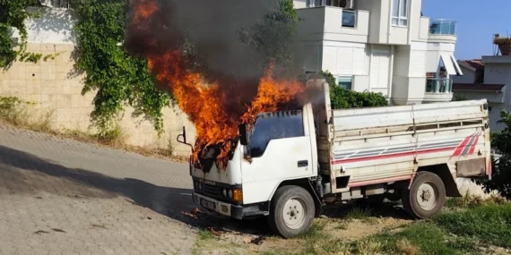Antalya Alanya’da park halindeki kamyonette yangın çıktı