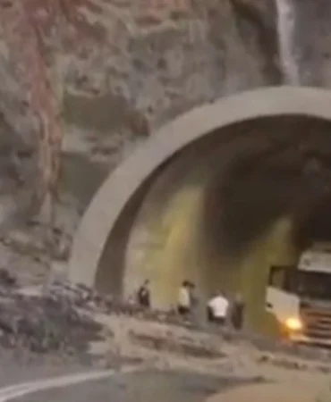 Artvin-Erzurum-karayolu-sel-ve-heyelan-nedeniyle-trafige-kapandi-featured