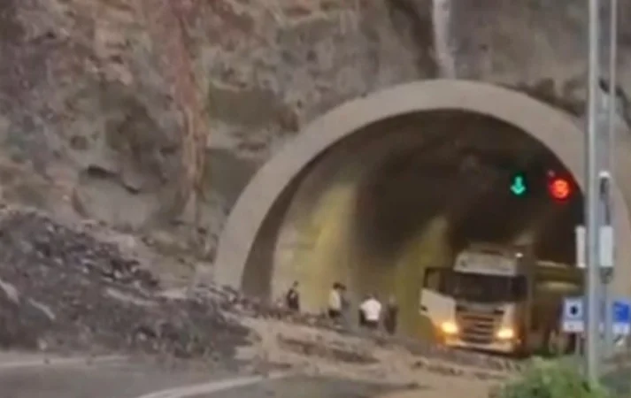 Artvin-Erzurum-karayolu-sel-ve-heyelan-nedeniyle-trafige-kapandi-featured