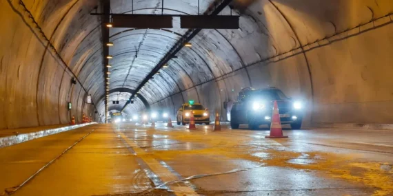 Bomonti Tüneli’ndeki motosiklet kazası panik yarattı! Yağ sızıntısı ihtimali araştırılıyor