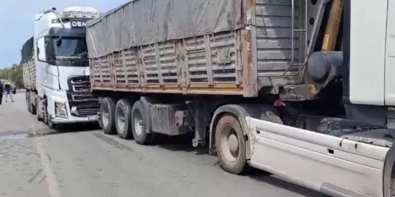 Bursa’da Kömür Yüklü Tırlar Çarpıştı, Yaralı Yok