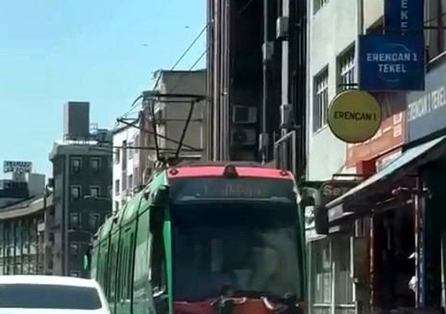 Bursa8217da-cocuklar-tramvayin-arkasinda-tehlikeli-yolculuk-yapti-featured