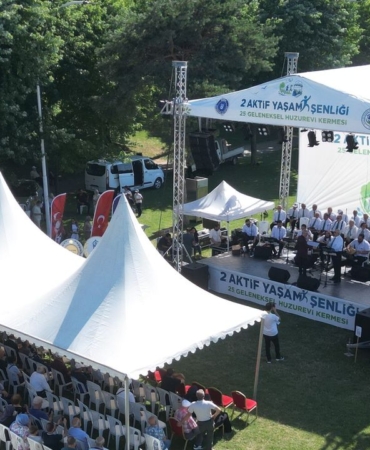 Bursada-Aktif-Yasam-Senligi-ve-Huzurevi-Kermesi-Yogun-Ilgiyle-featured