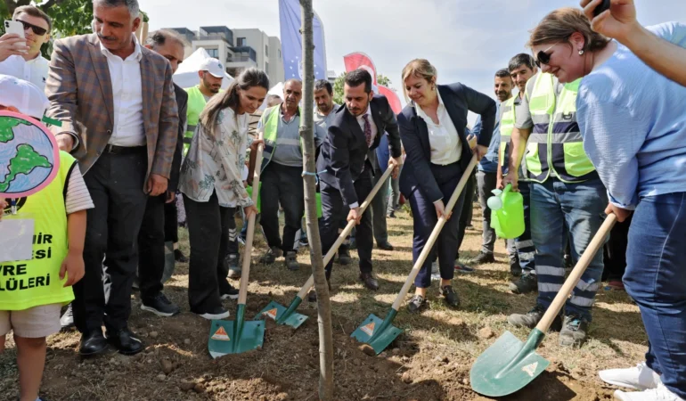 Bursada-Cevre-Haftasi-Etkinligi-200-Fidan-Toprakla-Bulustu-featured