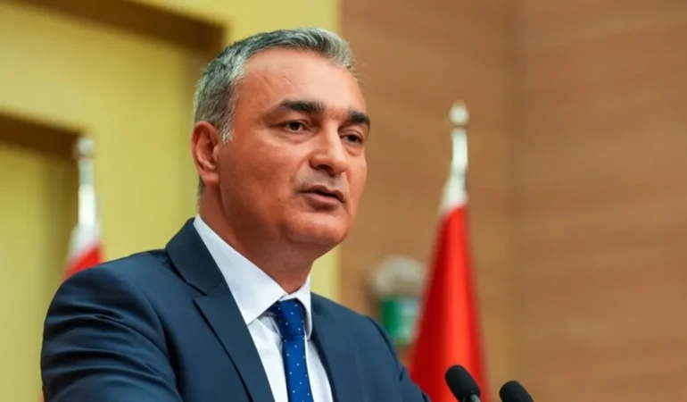 CHP-Sozcusu-Sari8217nin-8220Ozgur-Ozel-ve-Ekrem-Imamoglu-ihrac-edilecek-mi8221-yaniti-Parti-icinde-paralel-yapi-var-featured