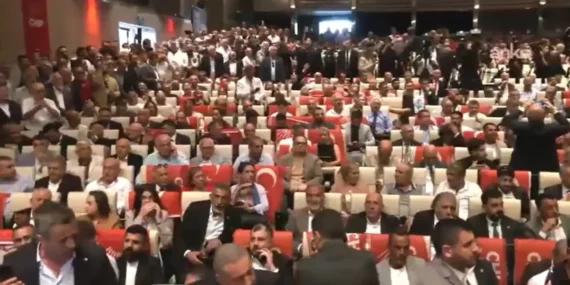 CHP’de Gerilim Tırmandı: Özgür Özel’e Sert Sloganlar