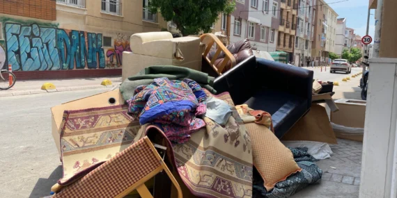 Çöp konteynerinin yanına bırakılan hurda eşyalar yürüyüşü zorlaştırıyor