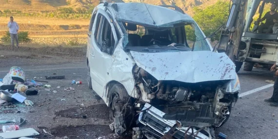 Elazığ’da ticari araç takla attı: 5 kişi yaralandı