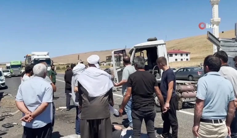 Elazigda-Kamyonlar-Carpisti-1-Yarali-Bildirildi-featured