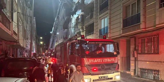 Esenyurt’ta 3 katlı binanın çatısında çıkan yangın kontrol altına alındı
