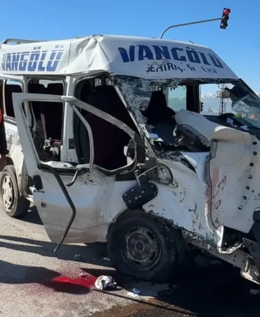 Hakkari-Yuksekova8217da-korkunc-trafik-kazasi-3-olu-3-yarali-featured