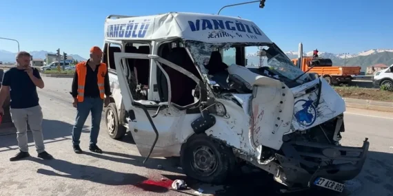 Hakkari-Yuksekova8217da-korkunc-trafik-kazasi-3-olu-3-yarali-featured