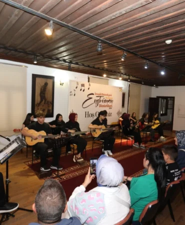 Inegol-Belediyesi-Gitar-Kursu-Katilimcilari-Sertifikalarini-Aldi-featured