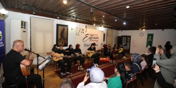 İnegöl Belediyesi Gitar Kursu Katılımcıları Sertifikalarını Aldı
