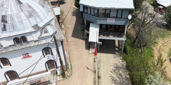 İnegöl’de Altından Yol Geçen Nadir Mahalle Konağı Hayret Uyandırıyor