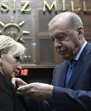 Istanbul-Milletvekili-Nimet-Ozdemir-AK-Parti8217ye-katildi-rozet-Erdogan-takti-featured