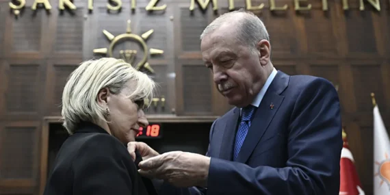 Istanbul-Milletvekili-Nimet-Ozdemir-AK-Parti8217ye-katildi-rozet-Erdogan-takti-featured
