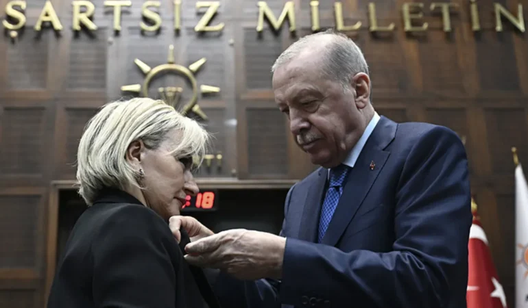 Istanbul-Milletvekili-Nimet-Ozdemir-AK-Parti8217ye-katildi-rozet-Erdogan-takti-featured
