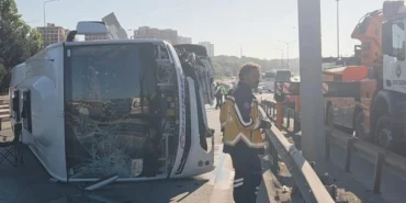 Istanbul8217da-bariyerlere-carpan-midibus-devrildi-12-kisi-yarali-featured