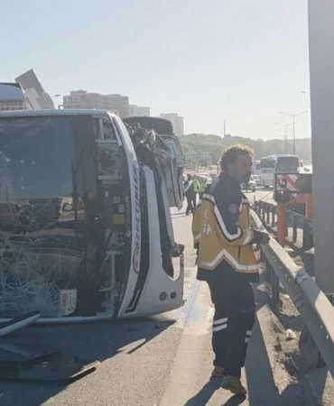 Istanbul8217da-bariyerlere-carpan-midibus-devrildi-12-kisi-yarali-featured