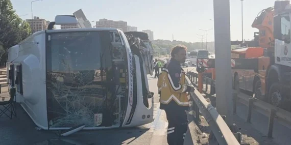 Istanbul8217da-bariyerlere-carpan-midibus-devrildi-12-kisi-yarali-featured