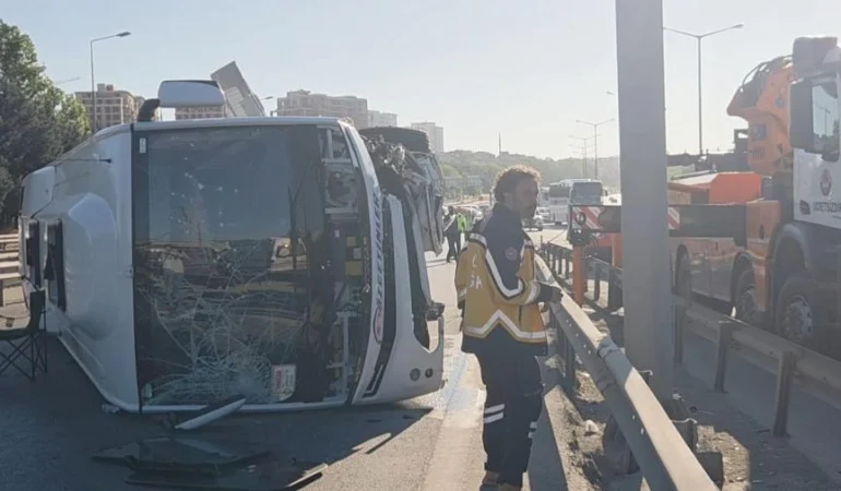 Istanbul8217da-bariyerlere-carpan-midibus-devrildi-12-kisi-yarali-featured