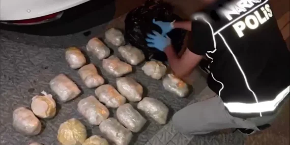 İstanbul’da araca yönelik operasyonda eroin sevkiyatı suçüstü yakalandı