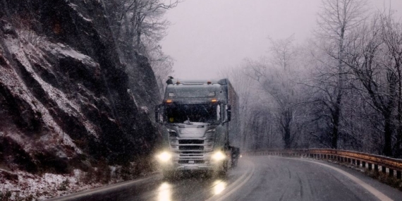 Kastamonu’da Freni Patlayan Kamyon Yoldan Çıktı