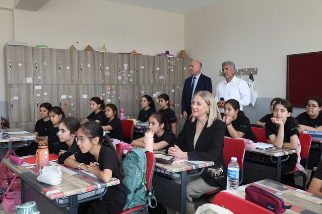 Kaymakam-Huriye-Kupeli-Ogrencilerle-Bir-Araya-Geldi-featured