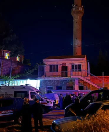 Kayseri8217de-camide-tartisma-kanli-bitti-2-kisi-bicaklandi-oldu-featured
