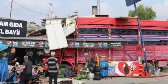 Kontrolünü kaybeden kamyon bakkala çarptı, iş sahibi hafif yaralandı