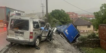 Manisa8217da-zincirleme-trafik-kazasi-2-kisi-hayatini-kaybetti-4-yarali-featured