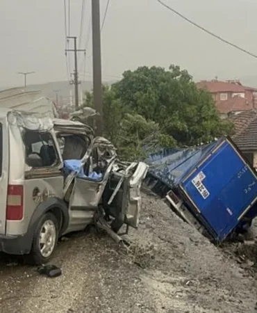 Manisa8217da-zincirleme-trafik-kazasi-2-kisi-hayatini-kaybetti-4-yarali-featured