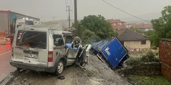 Manisa8217da-zincirleme-trafik-kazasi-2-kisi-hayatini-kaybetti-4-yarali-featured