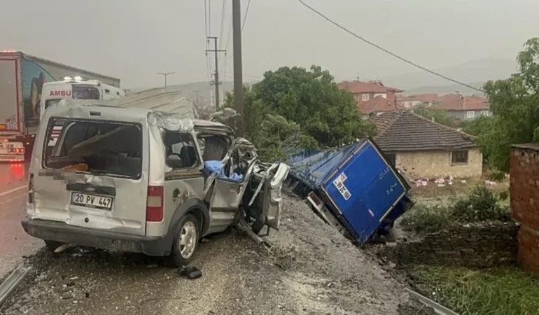 Manisa8217da-zincirleme-trafik-kazasi-2-kisi-hayatini-kaybetti-4-yarali-featured