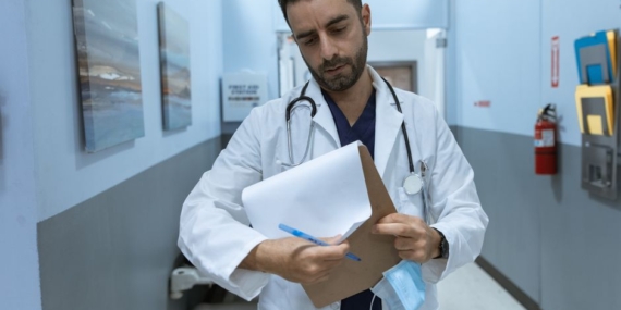 Mersin’de “sahte doktorluk” yapan yabancı uyruklu kişi yakalandı
