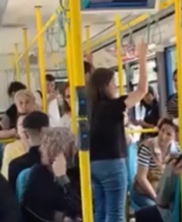 Metroda-telefon-yuzunden-kavga-Yolcular-mudahale-etti-featured