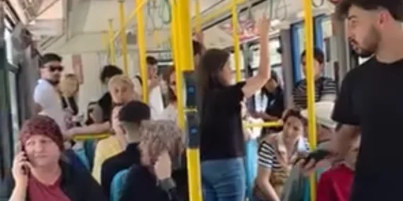 Metroda telefon yüzünden kavga! Yolcular müdahale etti
