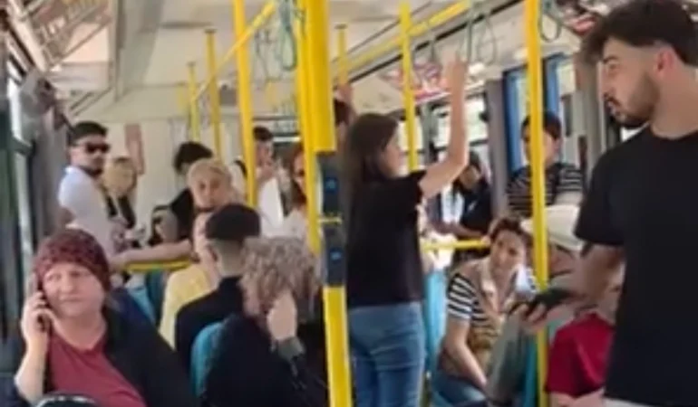 Metroda-telefon-yuzunden-kavga-Yolcular-mudahale-etti-featured