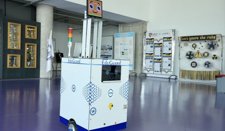 Ogrencilerin-gelistirdigi-otonom-robot-idarecilere-olumsuz-durumlari-iletiyor-featured