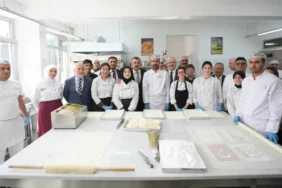 Okulda-baklava-dersi-Geleneksel-Turk-tatlisi-ogreniliyor-featured