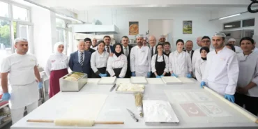 Okulda-baklava-dersi-Geleneksel-Turk-tatlisi-ogreniliyor-featured